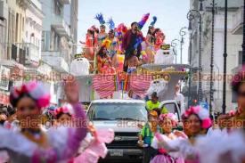 Veracruz, Ver., 31 de diciembre de 2024.- Cientos de personas disfrutaron del desfile 