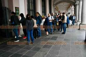 Xalapa, Ver., 2 de enero de 2025.- Aunque puede pagarse por Internet, xalapeos hicieron fila desde primera hora para pagar el predial, abarrotando los mdulos en el Palacio Municipal.