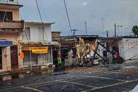 Veracruz, Ver., 3 de enero de 2025.- Un camin de carga que circulaba en la zona de Mercados, sobre la avenida rsulo Galvn, se llev varios cables, afectando al menos 3 postes de concreto que quedaron colgando. Rpidamente PC acordon el lugar ante el peligro de cables con energa elctrica expuestos.