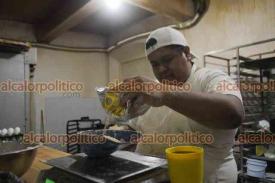 Xalapa, Ver., 4 de enero de 2025.- En panaderas del centro preparan las Roscas de Reyes para quienes harn el convivio desde este fin de semana y hasta el lunes para celebrar en su trabajo. Aqu, en la panadera La Marquesa de la calle Primo Verdad.