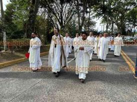 Xalapa, Ver., 5 de enero de 2025.- El arzobispo de Xalapa, Jorge Patrn Wong, encabez la marcha de la apertura del ao jubilar.