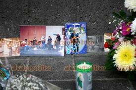 Xalapa, Ver., 5 de enero de 2025.- Familiares y amigos de ?Chava Blues?, fallecido hace un ao luego de ser atropellado por motociclista, rindieron homenaje sobre la calle Enrquez, donde el rockero urbano siempre tocaba. Su viuda, con lgrimas en los ojos, pidi intervencin de las autoridades para que ?se haga justicia?.
