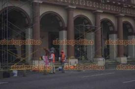 Xalapa, Ver., 6 de enero de 2025.- Trabajadores dan su ?manita de gato? al Palacio de Gobierno.