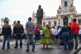 Veracruz, Ver., 6 de enero de 2025.- Cenecistas, lderes del sector campesino y del PRI, rindieron guardia de honor y entrega floral en el monumento a Venustiano Carranza por el 110 aniversario de la Promulgacin de la Ley Agraria.