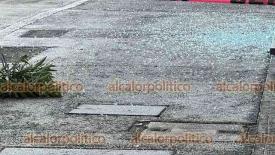 Boca del Ro, Ver., 6 de enero de 2025.- Los vientos de 90.4 kilmetros por hora ocasionaron que colapsaran el barandal y las ventanas de vidrio de un restaurante en el bulevar vila Camacho. Proteccin Civil acordon el lugar.