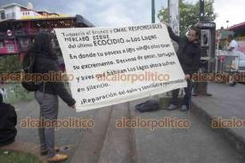 Xalapa, Ver., 6 de enero de 2025.- Ciudadanos protestan frente a la taquera ?El Bronco?, tras viralizarse fotografas donde se ve que los trabajadores tiran desechos que desembocan en Los Lagos.
