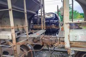 Veracruz, Ver., 11 de enero de 2024.- Ferrocarril impact a camin de carga en el cruce de las vas y carretera federal Veracruz-Xalapa, frente a TAMSA. El conductor, que habra intentado ganarle el paso a la mquina, result ileso. La circulacin estuvo cerrada en ambos sentidos por varios minutos.