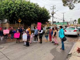 Xalapa, Ver., 13 de enero de 2025.- Padres de familia de alumnos de la Escuela Primaria ?Jos Mara Morelos y Pavn? de la calle Nuez de El Sumidero cerraron a la circulacin la calle Granada en demanda de la asignacin de 4 docentes para el plantel.