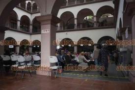 Xalapa, Ver., 16 de enero de 2025.- Locales del Centro y hasta el Palacio Municipal se quedaron sin energa elctrica. Se vieron afectados quienes iban a pagar el predial o a sacar dinero del cajero de Bienestar en el pasaje Tanos. 