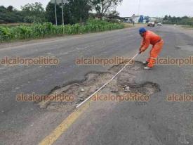 lamo, Ver., 16 de enero de 2025.- lamo tiene ?el bache ms grande de la zona norte?, aseveran residentes de la comunidad Las Caas.
