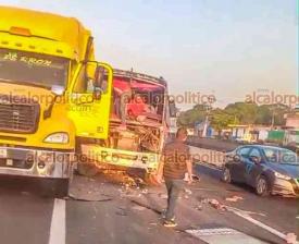 Veracruz, Ver., 17 de enero de 2025.- En la carretera Veracruz-Cardel, autobs ruta La Herradura-Centro choc contra triler a la altura de la colonia Chalchihuecan. Hay un muerto y varios heridos.