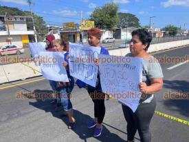 Veracruz, Ver., 17 de enero de 2025.- Familiares de vctimas del choque de autobs y triler ocurrido la maana de este viernes, bloquean de manera intermitente la carretera Xalapa-Cardel para exigir justicia y que involucrados se hagan responsables de gastos por daos.