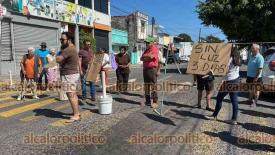 Veracruz, Ver., 26 de enero de 2025.- Vecinos de la colonia Zaragoza, desesperados por falta de luz, bloquearon la calle Carmen Serdn y Juan Enrquez para exigir a la CFE que atendiera reportes.
