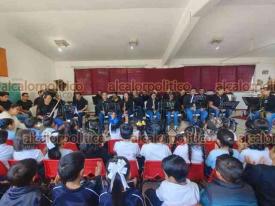 Xalapa, Ver., 27 de enero del 2025.- El ensamble Pauta Nueva, de la direccin de Cultura del Ayuntamiento, llev msica para los pequeos del Jardn de Nios ?Elvira Valentina de Ochoa?; fue un concierto didctico que adentr en el mundo de los instrumentos y su funcionamiento, a fin de fomentar el arte en edades tempranas.