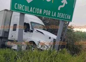 Puente Nacional, Ver., 29 de enero de 2025.- Conductor de triler perdi el control y se sali de la carretera destruyendo a su paso la valla metlica y daando sealamiento vial. Percance ocurri en el libramiento de Cardel en el carril hacia Veracruz Puerto.