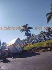 Xalapa, Ver,. 30 de enero de 2025.- En la avenida Lzaro Crdenas, frente a Plaza Amricas, camioneta tipo caja seca choc y qued recargada sobre auto compacto luego que su conductor perdiera el control y se subiera al camelln. Se report una persona con crisis nerviosa. El percance origin caos vial.