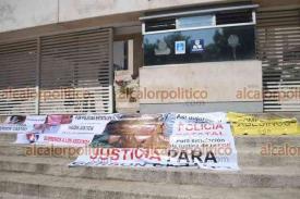 Xalapa, Ver., 30 de enero de 2025.- Con pancartas a la entrada de la Fiscala, familiares de Gerson Hazael Castro exigen justicia para el joven que fue asesinado a golpes, presuntamente por policas estatales.