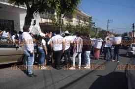 Xalapa, Ver., 30 de enero de 2025.- Simpatizantes del aspirante a la Alcalda de Jilotepec, Jos Antonio Olivares, protestaron frente a las oficinas de MORENA para exigir un proceso interno justo y transparente.