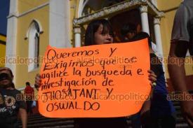 Xalapa, Ver., 31 de enero de 2025.- Nuevamente familiares de Jhosajani de Rub y Oswaldo, jvenes desaparecidos en Boca del Ro, se manifestaron en Plaza Lerdo para exigir agilizar su bsqueda. Al lugar acudi la encargada de la Comisin de Bsqueda, Lutgarda Madrigal, quien les dijo que las investigaciones siguen su curso.