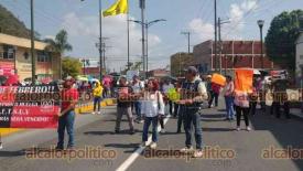 Orizaba , Ver., 31 de enero de 2025.- Como en otros municipios, agremiados al SETSUV llevaron a cabo bloqueos intermitentes a la altura de la Vicerrectora de la UV, en los lmites con Ro Blanco, en demanda de su aumento salarial.