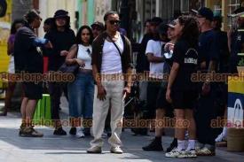 Veracruz, Ver., 5 de marzo de 2025.- El exfutbolista holands Edgar Davids, quien jug en clubes como Barcelona, Juventus y Miln, estuvo en el Barrio de La Huaca para grabar spots. Su presencia gener sorpresa de quienes se encontraban en el tradicional barrio y le pedan foto a la estrella.
