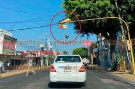 Xalapa, Ver., 6 de marzo de 2025.- El semforo ubicado en la avenida 20 de Noviembre, casi frente al hotel Misin, se encuentra averiado por lo que se recomienda circular por la zona con precaucin por el cruce de peatones.