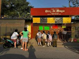 Puente Nacional, Ver., 6 de marzo de 2025.- Padres de familia se manifestaron en la Escuela Primaria ?10 de Mayo?, de la localidad de Cabezas. Protestan por supuestas agresiones del Director y una docente a los alumnos, por lo que exigen su destitucin.