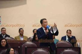 Xalapa, Ver., 6 de marzo de 2024.- La presidenta de la mesa directiva del Congreso, Tanya Carola Viveros volvi a alzar el puo durante el himno nacional, en esta ocasin, ms diputados se unieron. Por su parte, el diputado Hctor Yunes Landa, quien acudi con un megfono, pidi que respetara el lbaro patrio.
