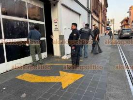 Xalapa, Ver., 8 de marzo de 2025.- Despus de que pasara la marcha de mujeres por las instalaciones de la SSP, cuando no se disolva an la concentracin, trabajadores de esta secretara pintaron inmediatamente las paredes.