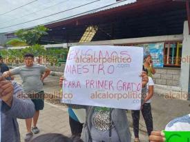 Tezonapa, Ver., 10 de marzo de 2025.- Padres de familia de la Escuela Primaria ?Himno Nacional Mexicano?, de la localidad Paraso, tomaron el plantel por la falta de profesor de primer grado turno vespertino.