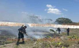 La Antigua, Ver., 11 de marzo de 2025.- Bomberos y SSP atendieron incendio de pastizales a un costado de la carretera Xalapa-Cardel, siniestro que lleg hasta el patio del Motel Villa Cario, antes de llegar al libramiento de Cardel. 