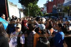 Xalapa, Ver., 12 de marzo de 2025.- Padres de familia se plantaron en acceso de la Escuela Primaria ?Justo Sierra? para exigir la salida del Director, a quien acusan de malos manejos de recursos. La protesta provoc reclamos pues por varios minutos se impidi la entrada de alumnos.