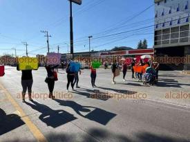 Xalapa, Ver., 12 de marzo de 2025.- Padres de familia de la Escuela Primaria ?Justo Sierra? bloquearon la avenida Lzaro Crdenas a la altura de Urban Center en el carril a Las Trancas. Exigen destituir a Director y denuncian falta de docentes. Cerca de las 10:10 horas liberaron la vialidad.