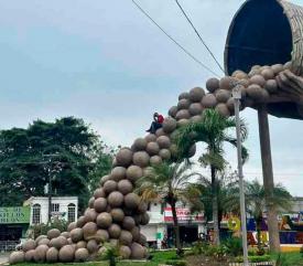 Tras el derrumbe este martes 16 de diciembre de �El Colotero�, enorme figura de un trabajador que deja caer 192 naranjas, cabe recordar que en enero de este 2025 un ebrio individuo escal� el monumento, lo que daba cuenta de la resistencia de la estructura en ese entonces.
