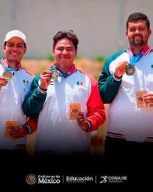 Medalla de oro: Raúl Rodríguez, Francisco Padilla y Matías Grande en tiro con arco recurvo
