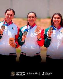 Medalla de oro: Ale Valencia, Ana Paula Vázquez y Ángela Ruiz en Tiro con arco recurvo.