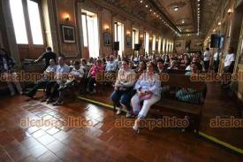 Xalapa, Ver., 26 de julio de 2026.- Presentaciones, talleres y diversas actividades disfrutan los visitantes de la Feria del Libro Infantil y Juvenil, en la prepa Juárez.